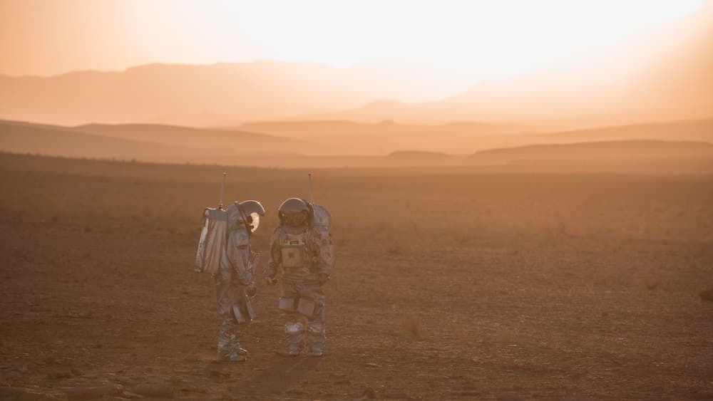 2人のアナログ宇宙飛行士がAMADEE-20火星ミッションの前にマクテシュラモンを散策しています。Florian Voggeneder/OeWF撮影。