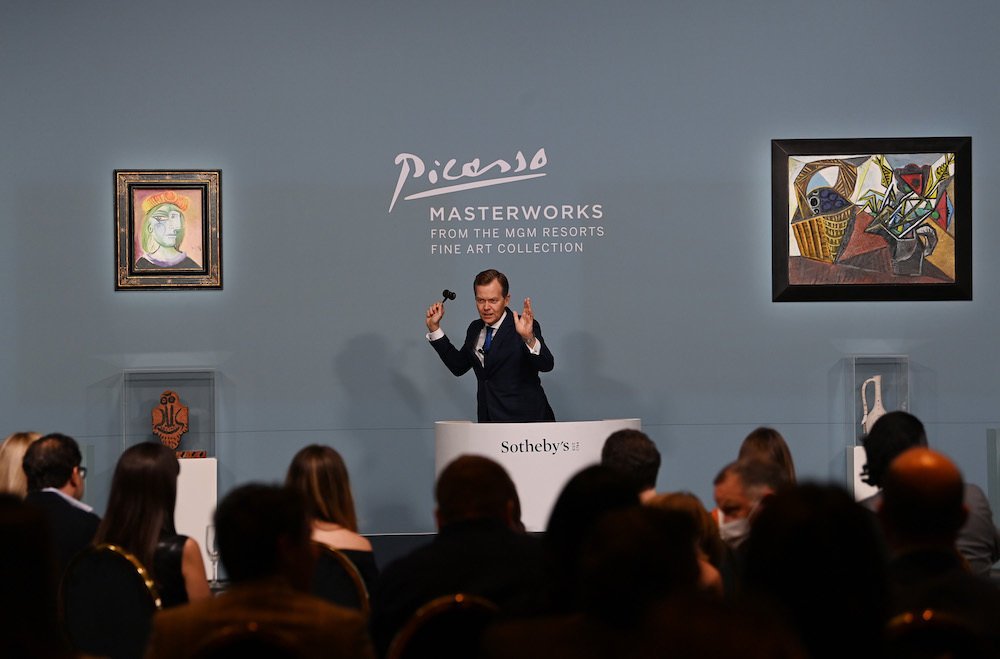 ラスベガスで開催された「Picasso: Masterworks from the MGM Resorts Fine Art Collection」のオークション中のサザビーズ会長兼オークショニア、オリバー・バーカー氏