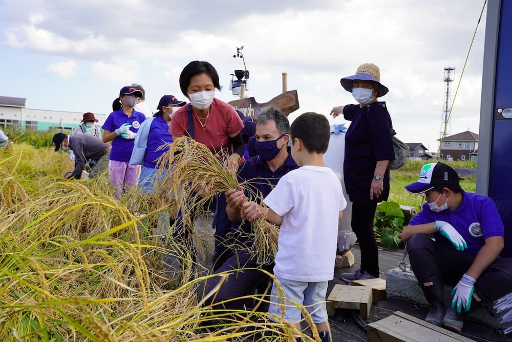 地元の子どもたちと一緒に収穫を行うネタフィムジャパン株式会社 代表取締役社長ジブ・クレマー氏