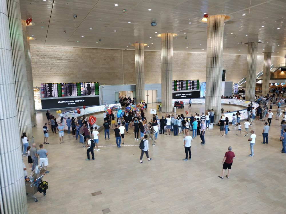 ベン・グリオン空港の到着ロビー。イスラエルに戻ってくる人を風船で出迎えるのがイスラエル式
