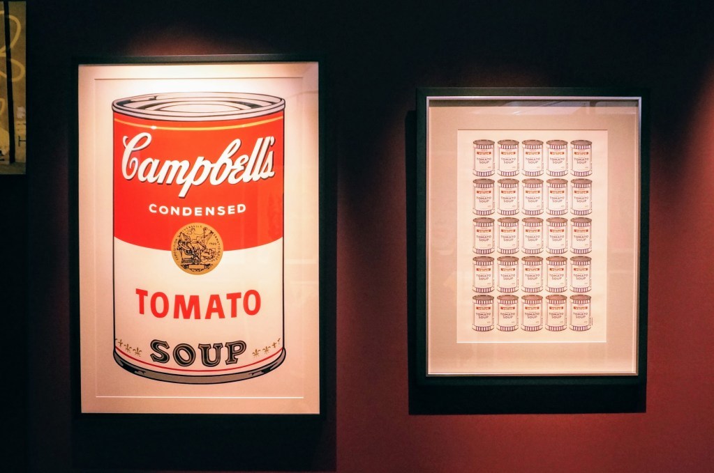 左：ウォーホル《Cambell’s Soup I (Tomato)》、右：バンクシー《Soup Cans》