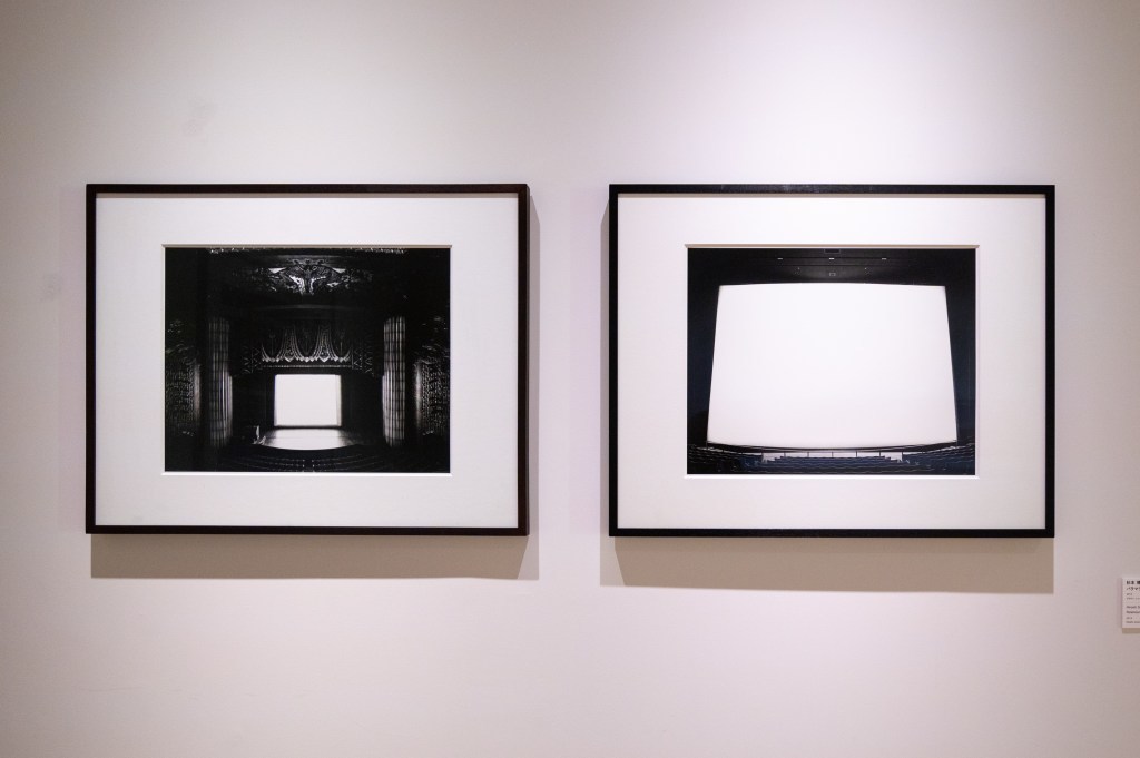「Self-History」展示風景　左：杉本博司《パラマウント、オークランド》／ 右：杉本博司《I MAX、天保山》