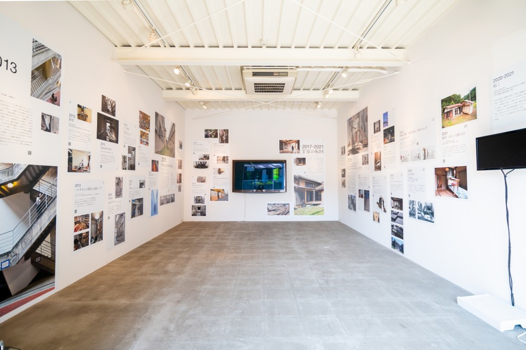 ギャラリースペースでは、持田敦子の大学時代からの作品を振り返る展示も。