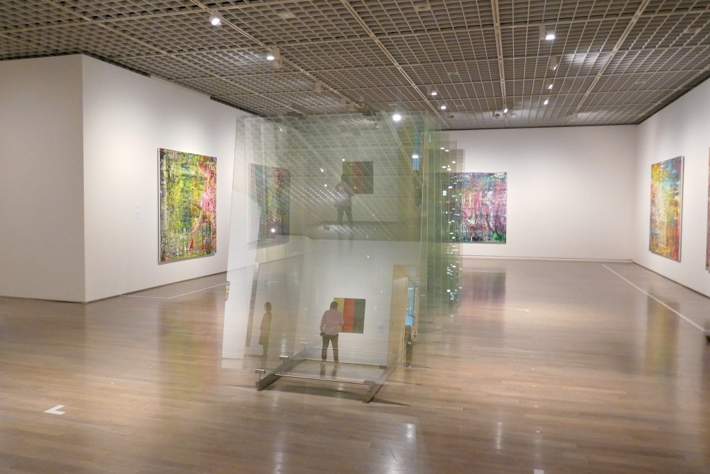 展示風景：ゲルハルト・リヒター《8枚のガラス》(2012)