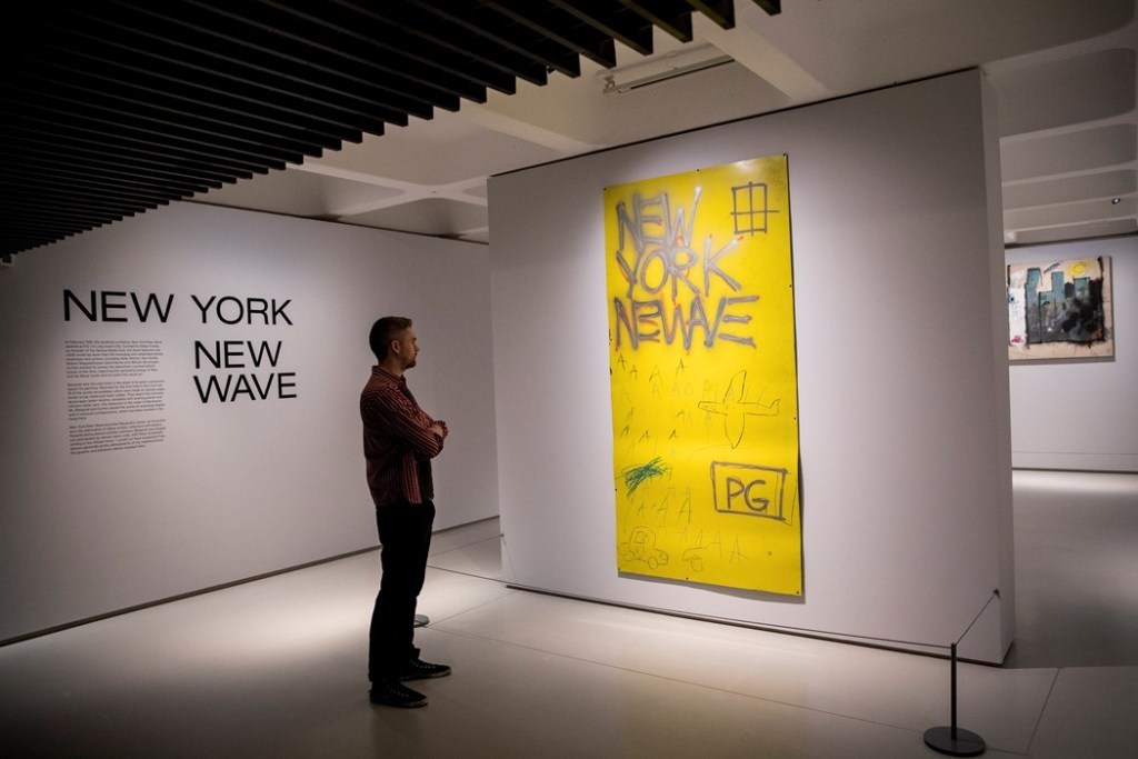 「New York/New Wave」で展示された作品 (ロンドンのバービカンで開催されたバスキアの展覧会「Boom for Real」での再現展示)