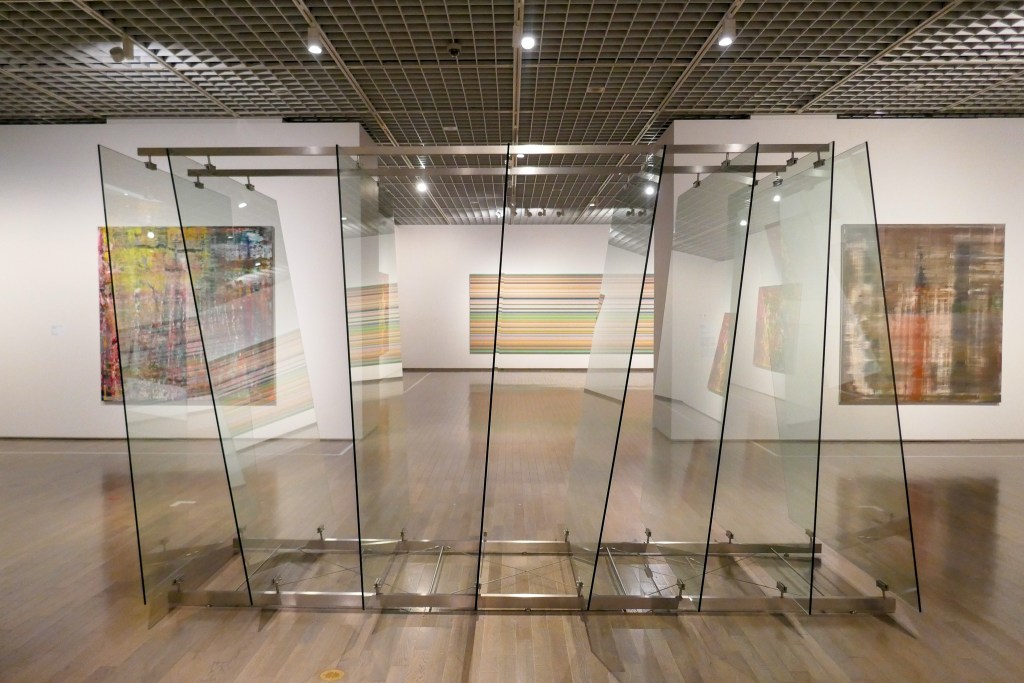 「ゲルハルト・リヒター展」の展示風景：《8枚のガラス》/ ゲルハルト・リヒター(2012) (ワコウ・ワークス・オブ・アート蔵 © Gerhard Richter 2022 (07062022))  画