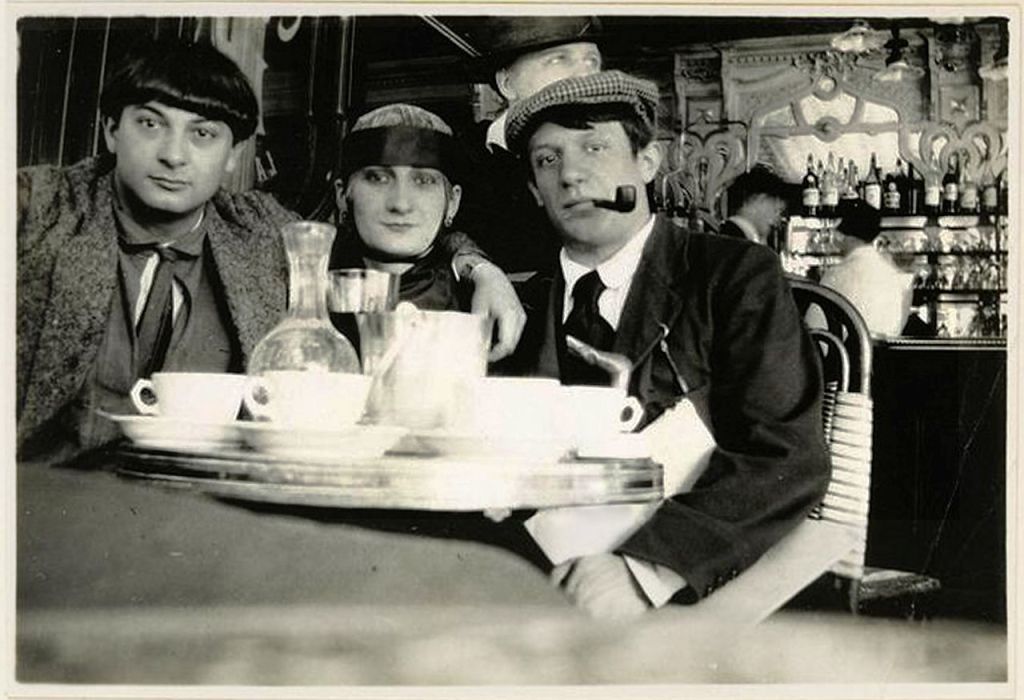 芸術家が集ったモンパルナスのカフェ「ラ・ロトンド」にて、パブロ・ピカソ（右端）たち