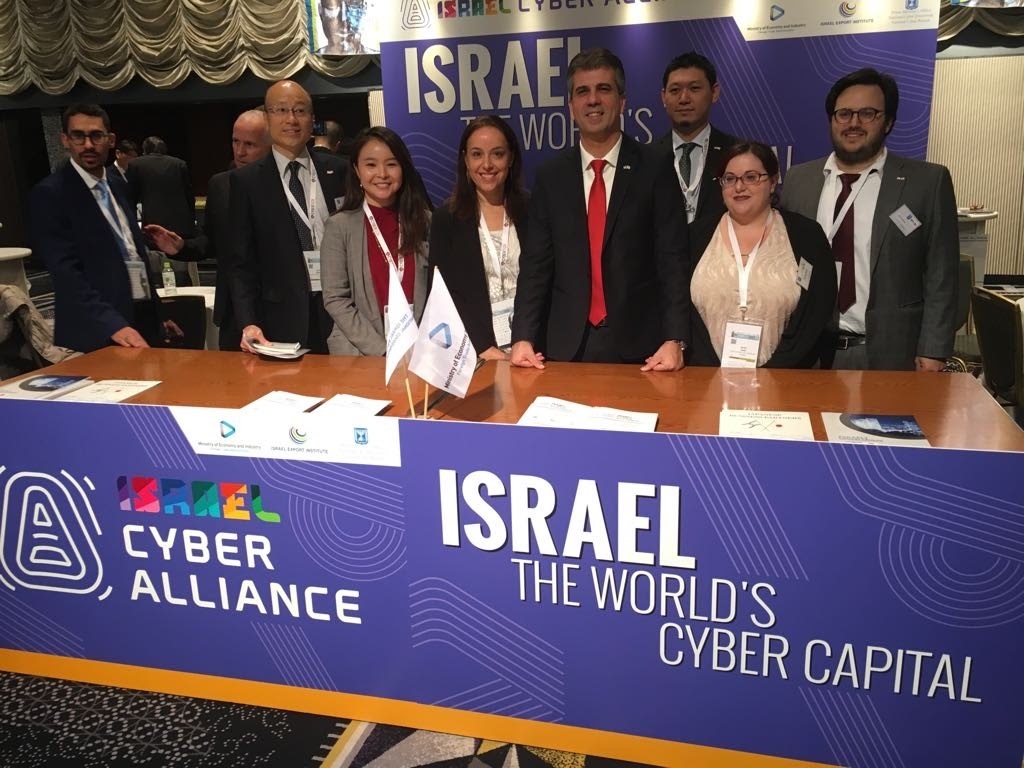 イスラエル商務官スタッフたち。2017年11月　サイバーテック東京のイスラエルパビリオンを訪れた経済産業大臣と共に。