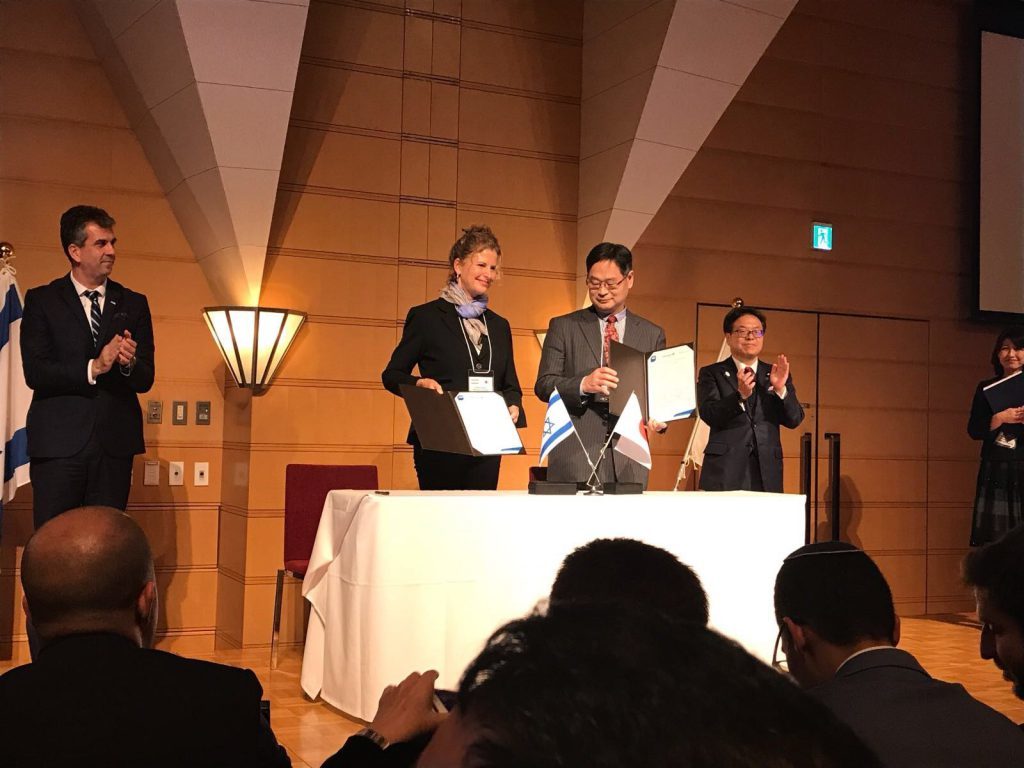 当時の経済産業大臣、世耕弘成氏とエリ・コーヘン経済大臣と共に、東京での式典にて。（2018年）