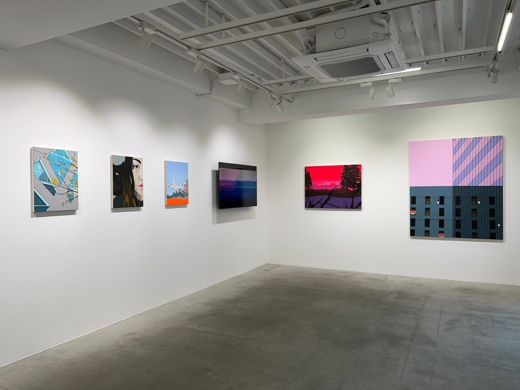 写真奥側の壁に展示されている蛍光ピンクの作品が、サウンドトラック用のアートワーク《Hrishi’s Landscape》