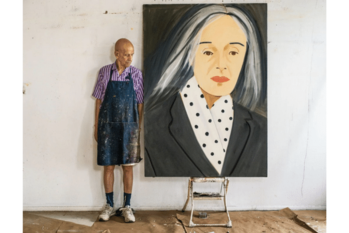 妻エイダのポートレートの横に立つカッツ Photo by Gillian Laub for The New Yorker