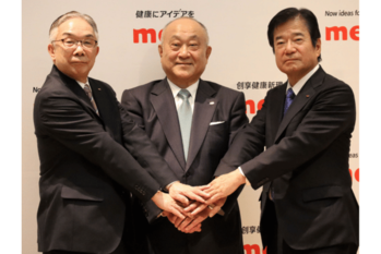 (左から)明治新社長の八尾副社長、明治HD新社長の松田執行役員COO、Meiji Seika ファルマ新社長の永里取締役(いずれも6月末の就任予定)