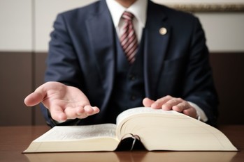 弁理士はどんなシーンで頼れる? 依頼のメリットや選び方、探し方のポイントなども解説