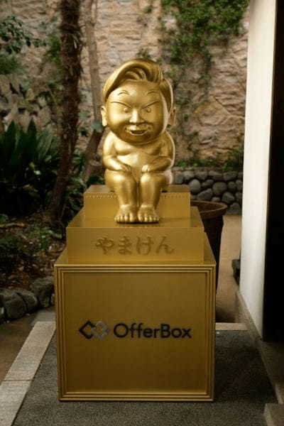 OfferBox、六本木天祖神社に就活生を応援する「やまけん」像を設置、アンバサダーのかまいたちが就活生の成功を祈願