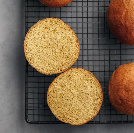 ベースフード、1食に必要な33種類の栄養素がすべてとれる完全栄養パン「BASE BREAD」から「BASE BREAD リッチ」を発売