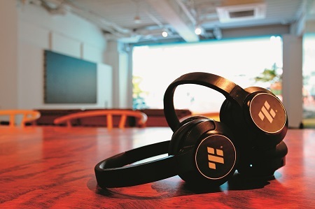 自社開発した高音質ヘッドフォン