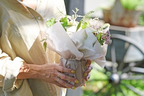 日比谷花壇、置き型の花束「Chouchou Fleur（シュシュフルール）」に地球環境にやさしいラッピングを採用しリニューアル販売