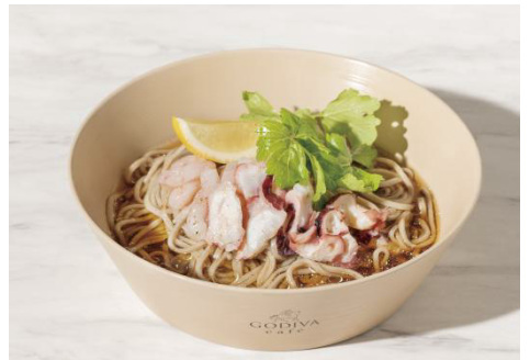 ゴディバ、GODIVA cafeで夏のシーズナルメニューとして「ハーブチキンとカッテージチーズのサラダ」など期間限定販売