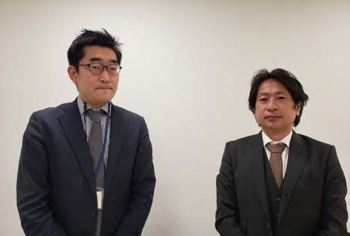 富士電機食品流通本部ソリューション部の山本慶太課長(左)と、土屋裕司部長(右)