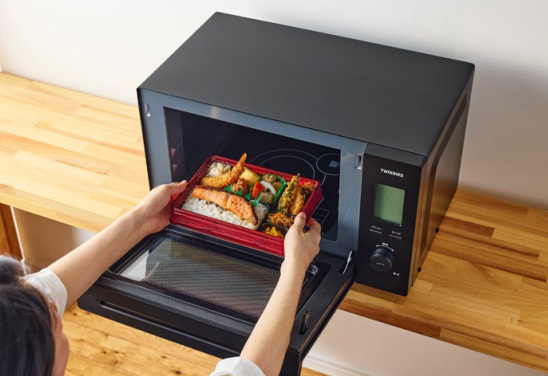 ツインバード、家族で使える23Lの大きめサイズ「センサー付フラット電子レンジ(DR-F423B)」を発売