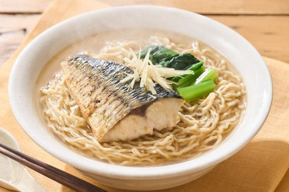 オイシックス・ラ・大地、Oisixがミールキット「Kit Oisix 骨まで入った丸ごとサバラーメン／キュウリウオの南蛮漬け」を発売