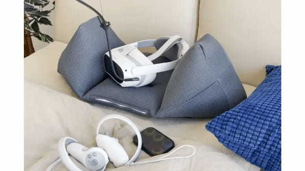 VRヘッドセットを装着したまま眠るVR睡眠用まくら「ぶいすいーと」を発表。クラウドファンディングがスタート【ROOX】