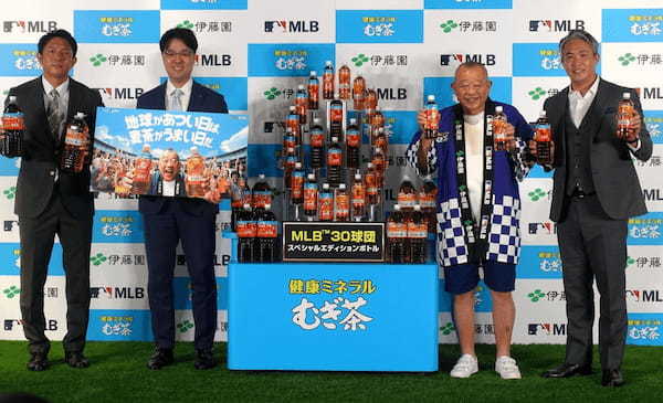 （左から）川﨑さん、黒岡マネジャー、鶴瓶さん、五十嵐さん