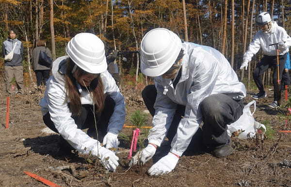 「サントリー天然水の森」で高校生が植樹体験