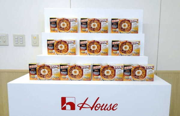 ハウス食品、フライパン10分調理を実現した濃縮ペーストルウ「バーモントカレーシェフズアレンジ」を発売