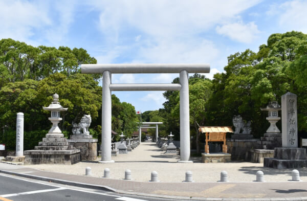伊弉諾神宮（いざなぎじんぐう）は、イザナギノミコト・イザナミノミコトの二神を祀る日本最古の神社　写真提供：伊弉諾神宮