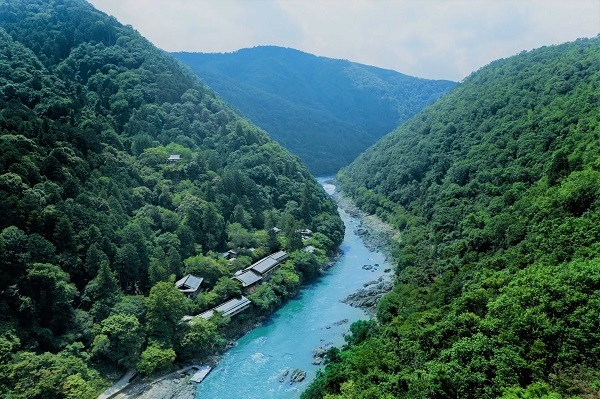 星野リゾート、全室リバービューの旅館「星のや京都」で身も心も悦ぶ会席料理「嵐峡の滋味」夏メニューの提供を開始