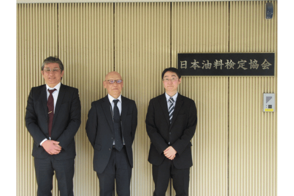 (左から)氏原会長、寺澤理事、木曽部長代理