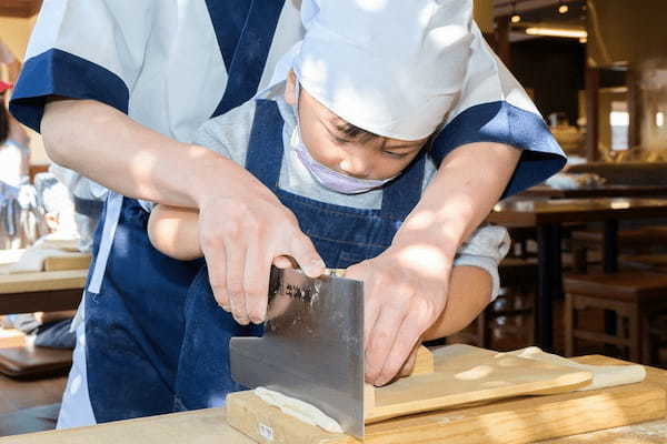 丸亀製麺「こどもうどん教室」の様子