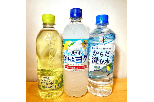 (左から)「い・ろ・は・す シャインマスカット」「サントリー天然水 きりっとヨグ」「アサヒ おいしい水 天然水 からだ澄む水」