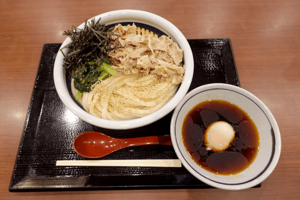 丸亀製麺、冷たいうどん「旨辛 豚つけ汁うどん」と「柑橘香る ねばとろ鶏ぶっかけうどん」を期間限定販売