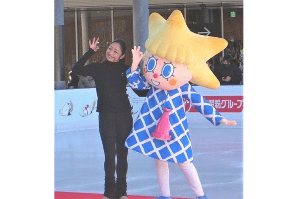 オープニングセレモニーに登場した安藤美姫さんと、スカイツリー公式キャラクターのソラカラちゃん
