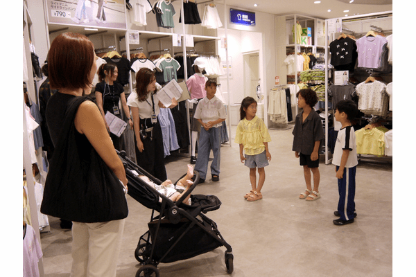 ジーユー、子どもたちが一人で服選びに挑戦する「MY FIRST OUTFIT」の夏休み特別版を実施、インフルエンサーのお仕事も体験