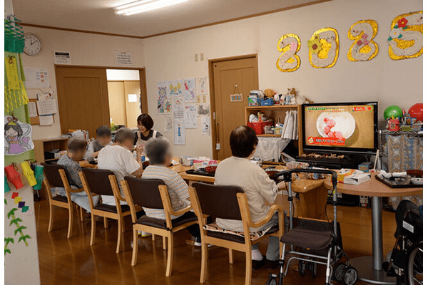 高齢者の終末期を支えるために様々な挑戦をする母を、ICTなどの実務で支える息子とスタッフ ほほえみ倶楽部(栃木県)