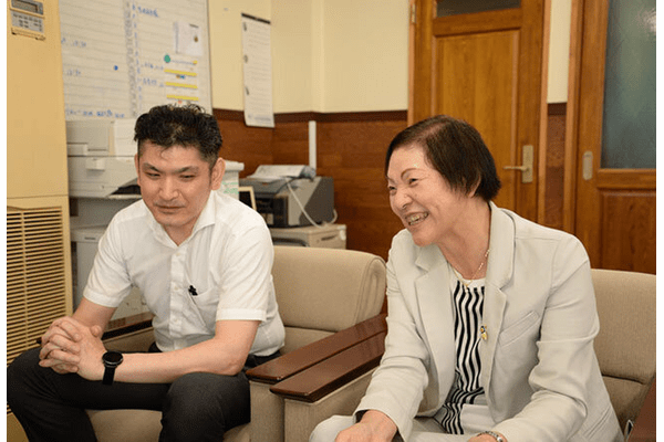 高齢者の終末期を支えるために様々な挑戦をする母を、ICTなどの実務で支える息子とスタッフ ほほえみ倶楽部(栃木県)