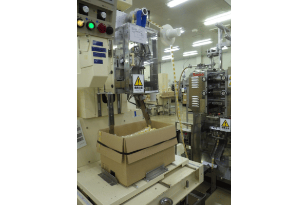 製造は倉庫から運んだ原料を計量室で計量し製造室でブレンドする