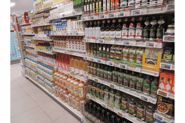 量販店の家庭用製油売り場(写真はイメージ)
