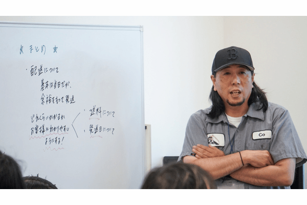 発表するメンバー。