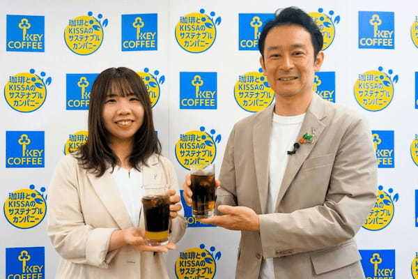コーヒー鑑定士でもある藤田靖弘主幹（右）と、同社SCM本部購買チームの北愛夢主任