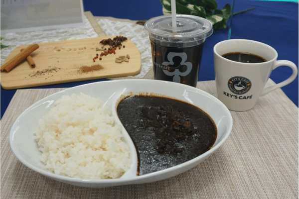カレーとコーヒーの組み合わせは、食後だけでなく食事中も合うことを紹介