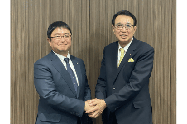 握手を交わす馬渕新会長(左)と西脇前会長