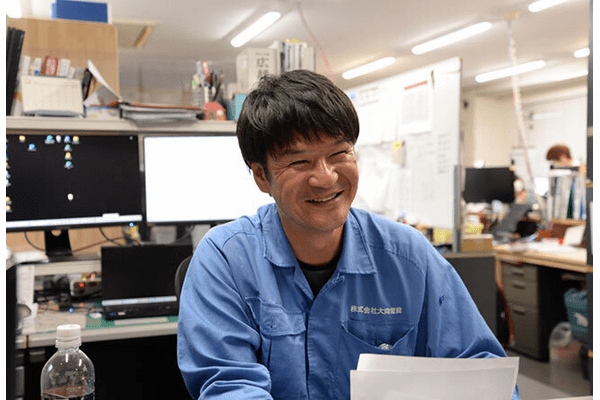 大向電設代表取締役の渡辺将基氏。顧客からの信頼も厚く、持ち前の朗らかさと行動力でリーダーシップを発揮している