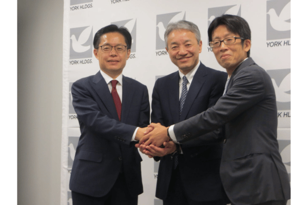 イトーヨーカ堂 山本哲也社長、ヨークHD 石橋誠一郎社長、ベイン 西直史パートナー兼プライベート・エクイティ共同責任者