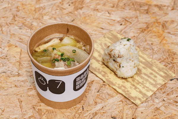 キッチンカーで販売された「こだわりのみそ汁とおにぎり」