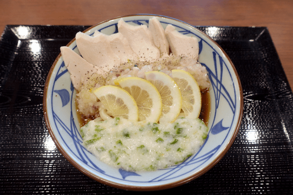 丸亀製麺、冷たいうどん「旨辛 豚つけ汁うどん」と「柑橘香る ねばとろ鶏ぶっかけうどん」を期間限定販売