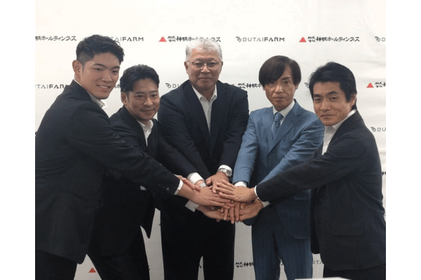 (右から)神明HDの鈴木章人取締役、藤尾社長、舞台ファーム針生社長、伊藤啓一専務取締役、針生信洋取締役